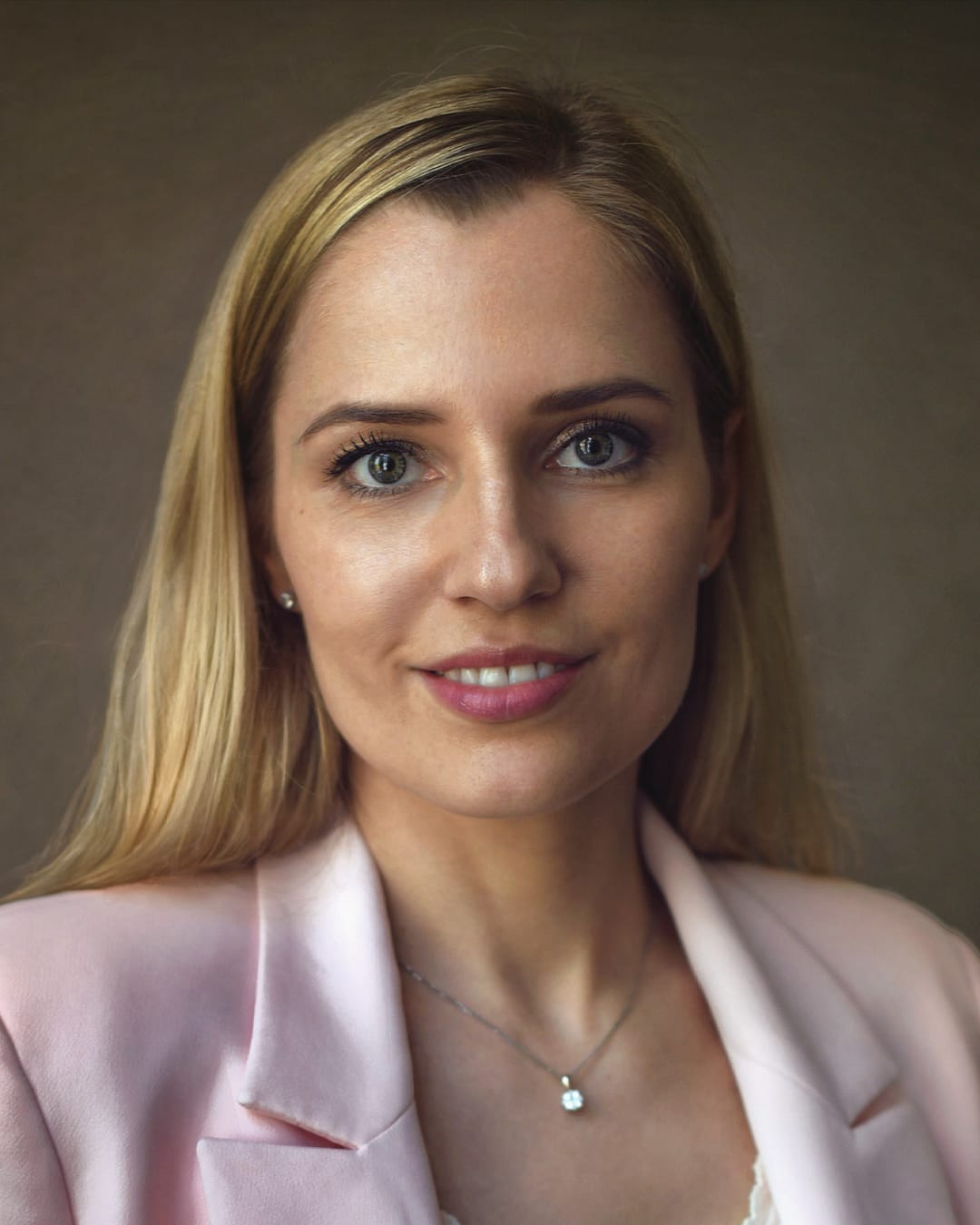 LinkedIn headshot Dubai natural light professional female portrait
