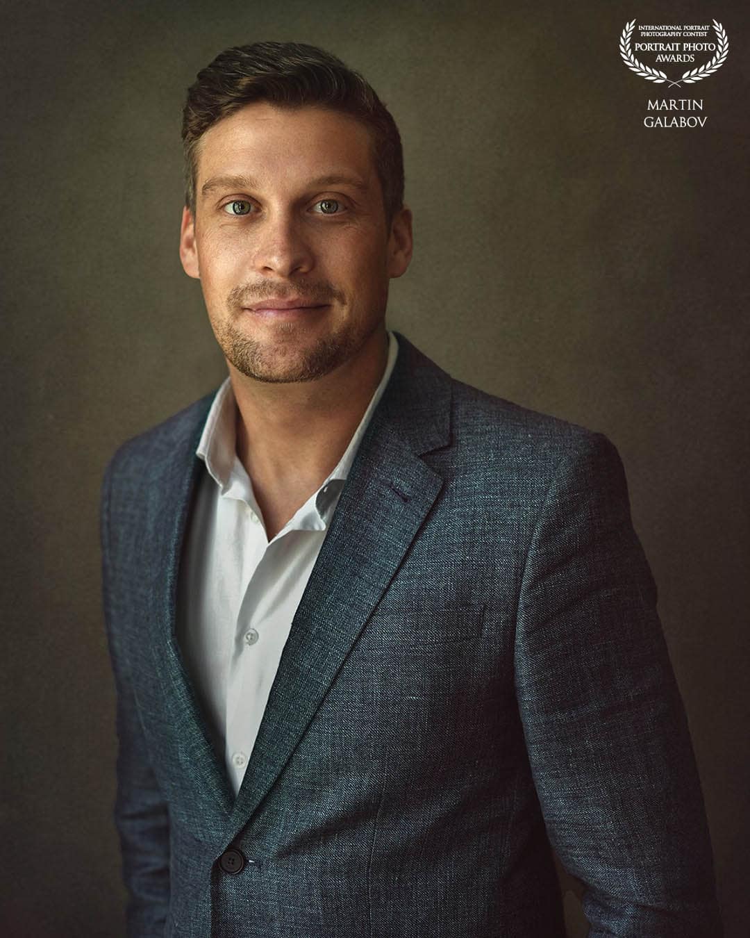 Award-winning Dubai LinkedIn headshot by Martin Portrait